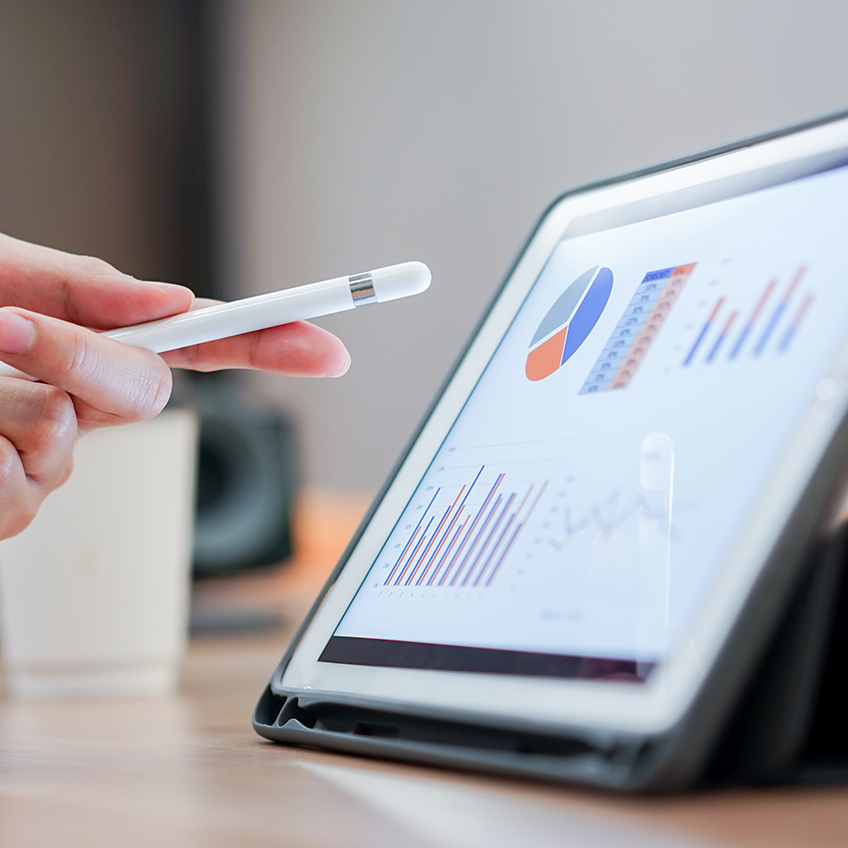 Hand zeigt auf Laptop-Bildschirm