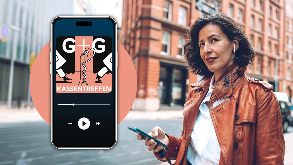 Eine Frau hat auf ihrem Smartphonedisplay den G+G Podcast